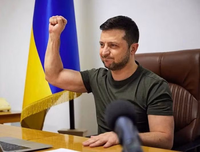 Tổng tư lệnh Lực lượng vũ trang Ukraine Zarouzhny nhấn mạnh cơ hội cuối cùng, nhưng Tổng thống Zelensky không quan tâm, điều ông phải làm “luôn và ngay” lúc này, là trừng phạt những kẻ chịu trách nhiệm về những thất bại liên tiếp của chiến dịch Bakhmut, để làm gương.