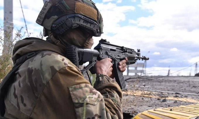 Tuy nhiên, do Ukraine cho nổ đập hồ chứa nước Bershivka, khiến nước sông ngập lụt, từ đó phá hỏng con đường tấn công lên phía bắc của quân phòng thủ Bakhmut. Do vậy Quân đội Nga đã “toàn tâm” dồn sức tấn công lữ đoàn tấn công Ukraine và lính đánh thuê trên đường cao tốc M03, mà không lo sợ bị đánh “tập hậu”. 