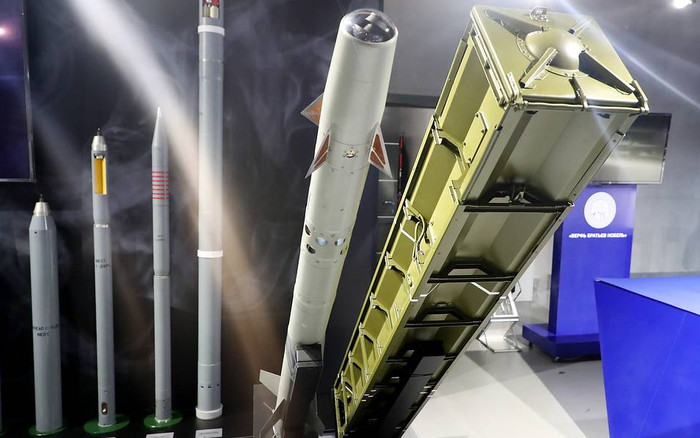 Với tên lửa dẫn đường 9M340 và 9M333, Krona-E có sức mạnh mà các hệ thống tầm ngắn khác chỉ có thể mơ ước. Những tên lửa này không chỉ có tốc độ và thời gian phản ứng nhanh, mà chúng còn được thiết kế với trí tuệ nhân tạo, được thiết kế để khóa mục tiêu và tiêu diệt chúng với hiệu quả cao nhất.