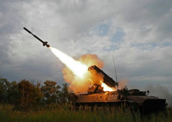 Theo nhà sản xuất Kalashnikov, hệ thống phòng không tầm ngắn Krona-E được thiết kế để bảo vệ chống lại nhiều mối đe dọa trên không, bao gồm máy bay, trực thăng, đạn pháo dẫn đường chính xác, tên lửa hành trình và UAV. Đây là một phần trong hệ thống phòng quốc gia của Nga, nổi tiếng với tính linh hoạt và khả năng thích ứng với nhiều môi trường hoạt động khác nhau.