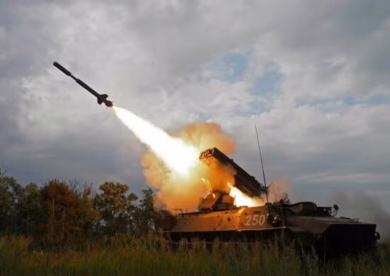 Theo nhà sản xuất Kalashnikov, hệ thống phòng không tầm ngắn Krona-E được thiết kế để bảo vệ chống lại nhiều mối đe dọa trên không, bao gồm máy bay, trực thăng, đạn pháo dẫn đường chính xác, tên lửa hành trình và UAV. Đây là một phần trong hệ thống phòng quốc gia của Nga, nổi tiếng với tính linh hoạt và khả năng thích ứng với nhiều môi trường hoạt động khác nhau.