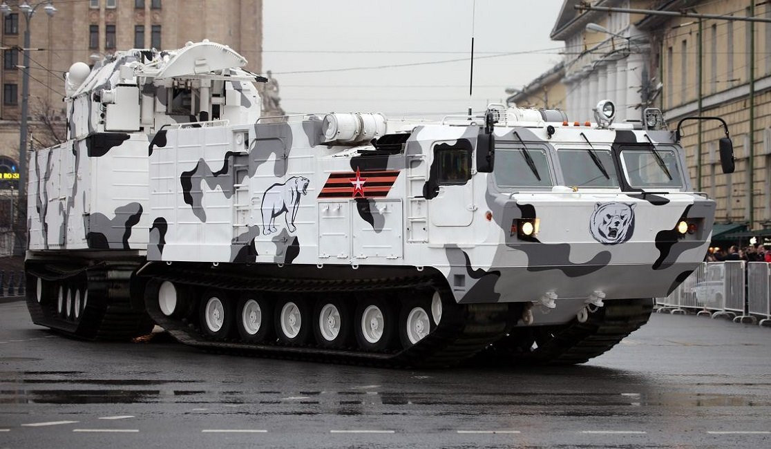 Hiện tại, Krona-E mặc dù thông tin chưa được phổ biến rộng rãi, nhưng có nhiều điểm chung về công nghệ và triết lý thiết kế với dòng TOR-M2, đặc biệt là TOR-M2DT dành cho điều kiện Bắc Cực.