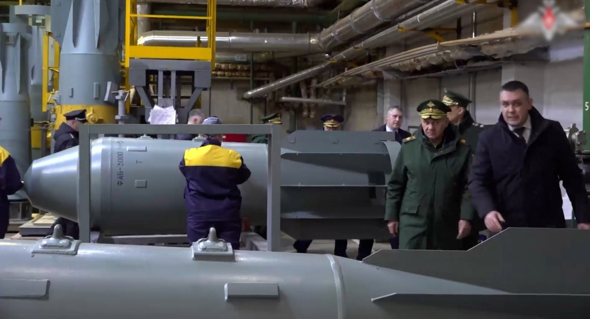 Theo truyền thông Ukraine, việc chế tạo mô-đun UMPK cho bom FAB-3000 đã được biết đến vào tháng 3. Trước đó, Nga đã tuyên bố nối lại sản xuất loại bom này. Điều này đã được biết đến trong chuyến thăm của cựu Bộ trưởng Quốc phòng Nga Sergei Shoigu đến Nhà máy vũ khí số 53 tại làng Yuganets, tỉnh Nizhny Novgorod Nga, cách Ukraine 750 km.