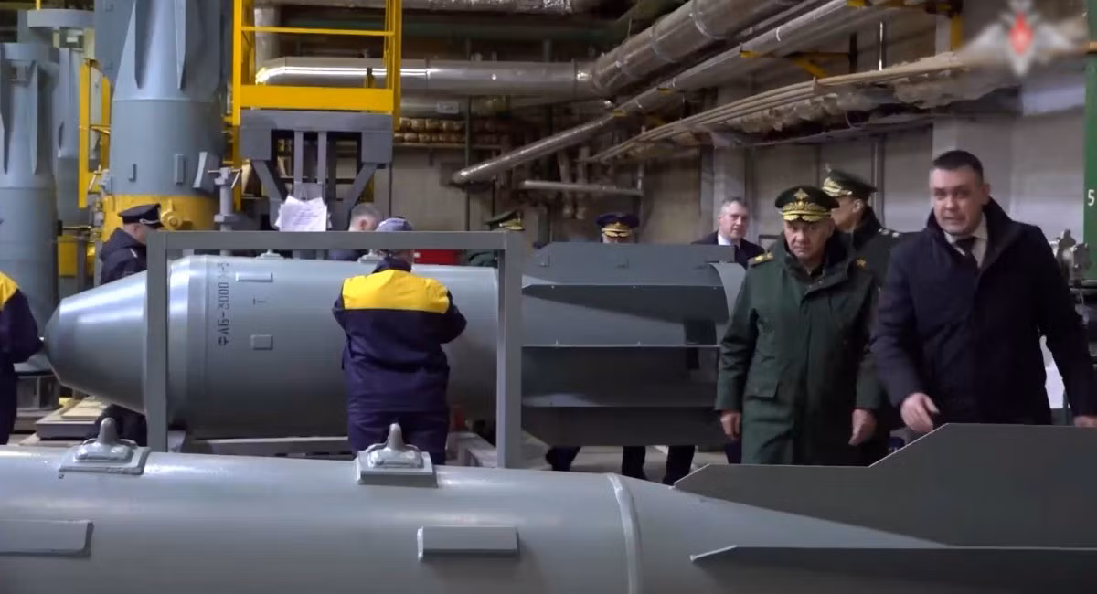 Theo truyền thông Ukraine, việc chế tạo mô-đun UMPK cho bom FAB-3000 đã được biết đến vào tháng 3. Trước đó, Nga đã tuyên bố nối lại sản xuất loại bom này. Điều này đã được biết đến trong chuyến thăm của cựu Bộ trưởng Quốc phòng Nga Sergei Shoigu đến Nhà máy vũ khí số 53 tại làng Yuganets, tỉnh Nizhny Novgorod Nga, cách Ukraine 750 km.