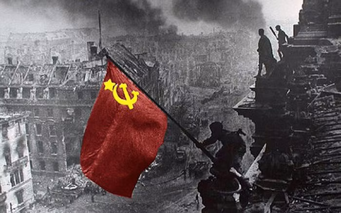 Vào đầu Thế chiến II, Liên Xô bị nước Đức phát xít xâm lược; khi đó, quân đội Đức phát xít đang ở trong thế “đánh đâu thắng đó”. Nhưng cuối cùng, Liên Xô đã đánh bại Đức một cách ngoan cường và phản công vào tận thủ đô của Đức, chia cắt nước Đức sau chiến tranh thành Đông Đức và Tây Đức.