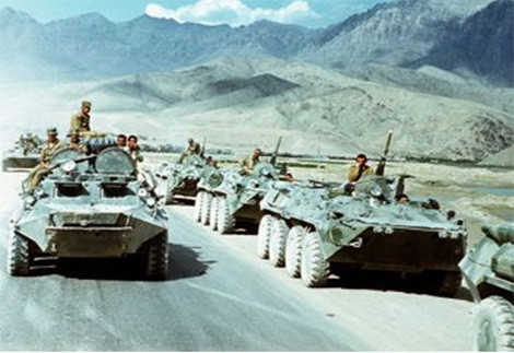 Tuy nhiên, Liên Xô đã gặp sa lầy khi đưa quân vào Afghanistan trong một cuộc chiến kéo dài 10 năm. Vào tháng 12/1979, Liên Xô đưa quân vào Afghanistan, và cuộc chiến kéo dài liên miên, nhưng Liên Xô không thể giành chiến thắng và phải rút quân về nước năm 1989.