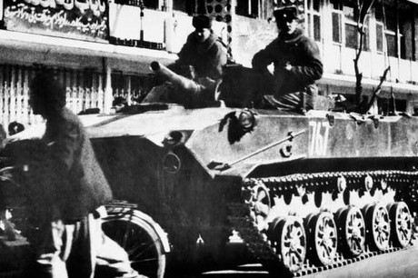 Vì vậy, Liên Xô dù rất hùng mạnh, nhưng sự bành trướng như nước Nga thời Sa hoàng là điều không tưởng; Afghanistan dù có yếu đến đâu, cũng không thể chấp nhận bị tiêu diệt.