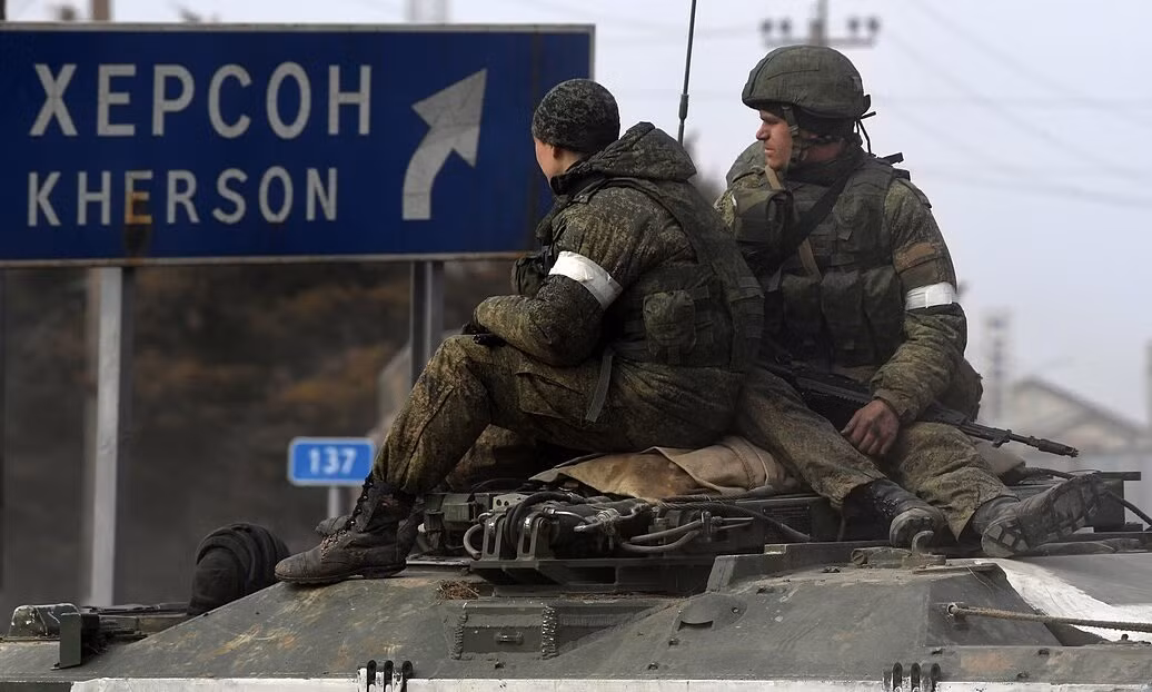 Bộ Quốc phòng Anh nhận định, các cuộc tập kích của Ukraine thời gian qua đã khiến Tập đoàn quân số 49 của Nga, đóng quân ở phía tây sông Dnieper, trở nên "rất dễ bị tổn thương" và thành phố Kherson "gần như bị cô lập" khỏi các vùng lãnh thổ do Nga kiểm soát ở khu vực. 