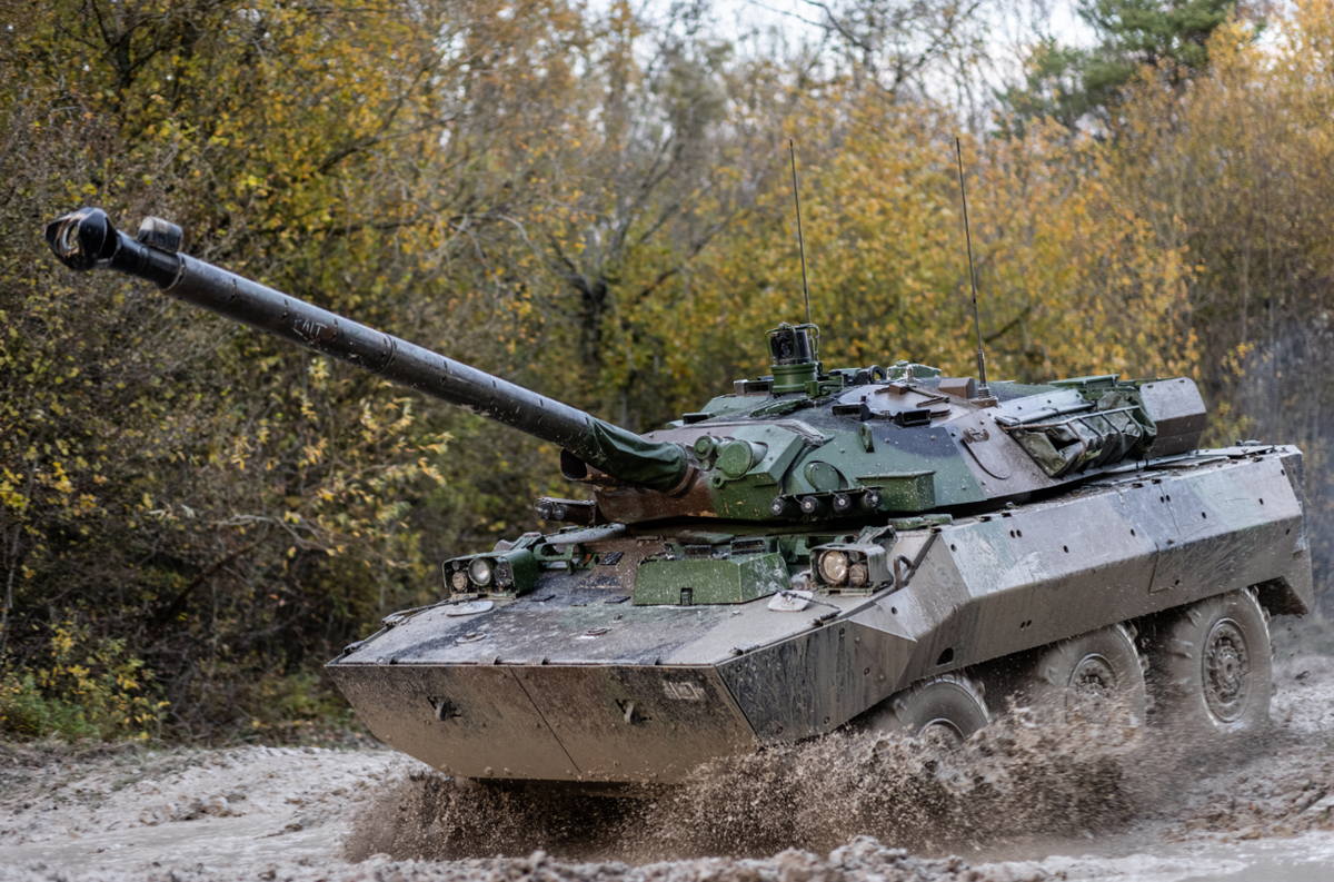 Mặc dù lớp giáp của AMX-10 RC có hiệu quả chống lại hỏa lực vũ khí bộ binh và mảnh đạn bom, pháo. Nhưng nó không được thiết kế để chống lại các đòn tấn công trực tiếp từ vũ khí hạng nặng; cụ thể là đạn xuyên giáp từ 20 mm trở lên. Ảnh: Military.