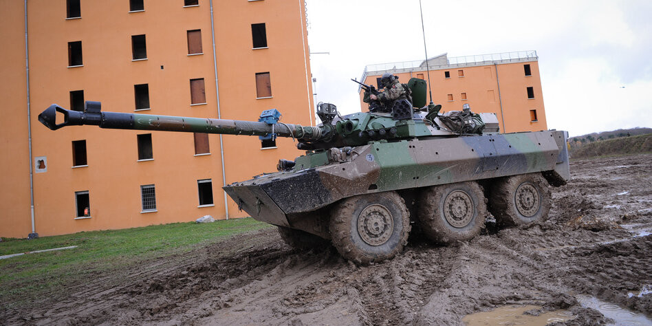 Độ dày giáp của AMX-10 RC thay đổi tùy theo vị trí đặt xe. Phần trước thân xe và tháp pháo là những khu vực được bọc thép dày nhất với độ dày lên tới 40 mm. Hai bên hông và sau thân xe dày khoảng 20mm, trong khi sàn xe dày khoảng 10mm. Ảnh: Military.