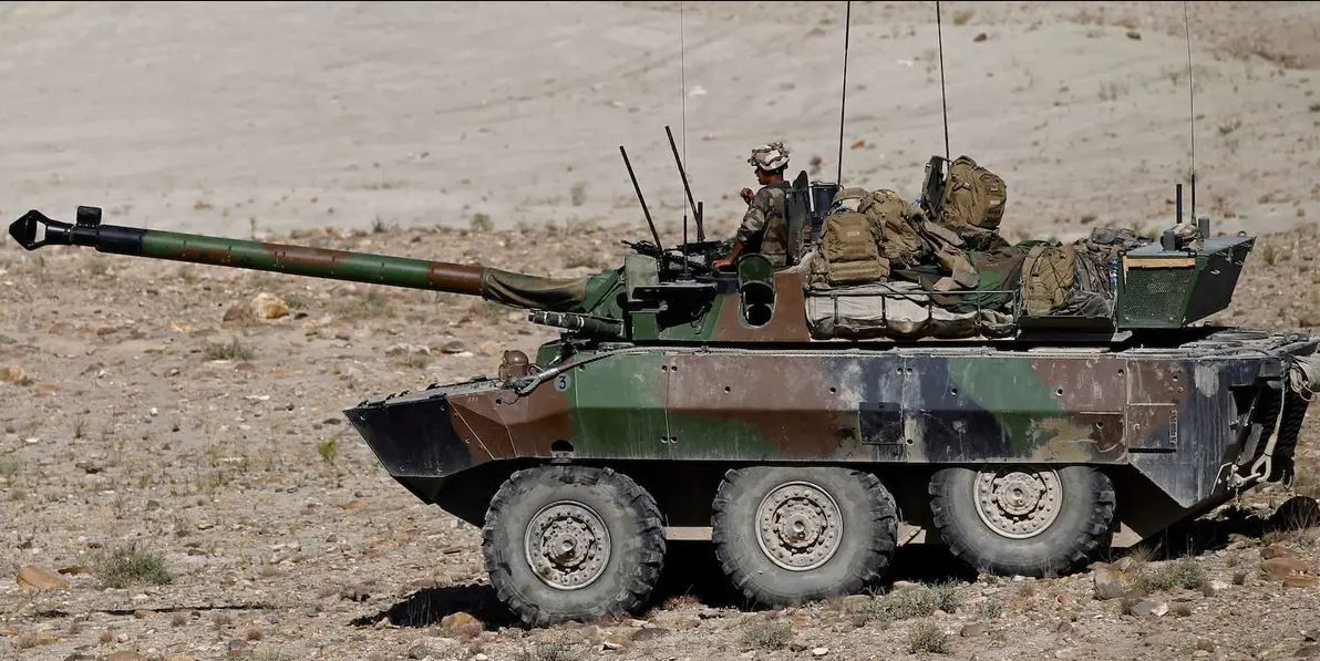 Lý do là lớp giáp được sử dụng trên xe tăng AMX-10 RC là sự kết hợp giữa thép và nhôm. Thép sẽ cung cấp mức độ bảo vệ cao chống lại các loại vũ khí nhỏ và mảnh đạn, trong khi nhôm giúp giảm trọng lượng tổng thể của xe. Ảnh: Pinterest. 