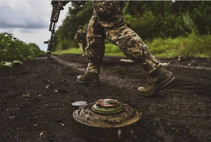 Cùng lúc đó, trên hướng Chasov Yar, trận đánh giữa Lữ đoàn 72 của Quân đoàn 3 Nga và Lữ đoàn 93 của Quân đội Ukraine cũng ác liệt không kém. Mìn, loại vũ khí cổ xưa và chết người này, một lần nữa đã chứng tỏ sức mạnh độc nhất của mình trên chiến trường hiện đại. 