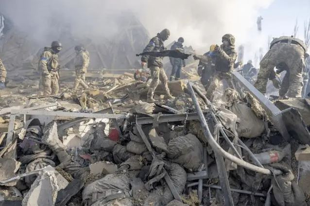 Ngoài ra, thái độ và mức độ can thiệp của cộng đồng quốc tế cũng sẽ tác động sâu sắc đến tình hình xung đột Nga-Ukraine. Lập trường và hành động của các nước khác nhau về vấn đề Ukraine không chỉ liên quan đến ổn định và an ninh khu vực, mà còn liên quan đến trật tự và cân bằng toàn cầu. (Nguồn ảnh: CNN, Reuters, Sputnik, Ukrinform).