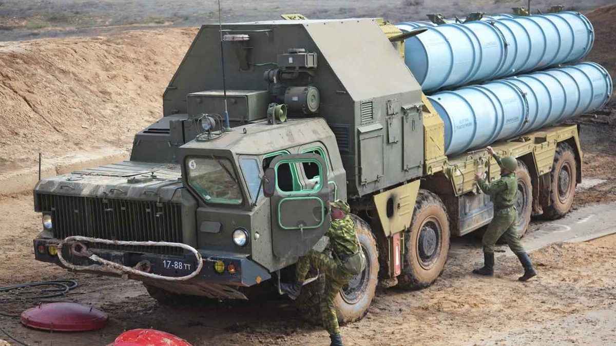 Có thông tin cho rằng, những hệ thống tên lửa phòng không S-300 mà Nga đưa sang chiến trường Syria, là loại S-300PMU-2. Rất có thể, việc Quân đội Nga thu hồi những hệ thống phòng không S-300 vào thời điểm này, có thể là do Nga thiếu hụt các hệ thống phòng không khu vực.