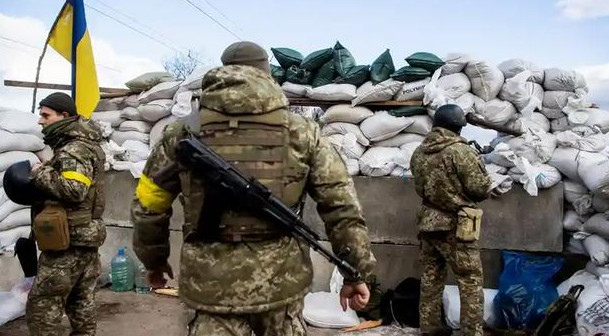 Hơn nữa, quân chủ lực Ukraine thường phòng ngự tập trung, biến các đô thị thành pháo đài chiến đấu. Trong khi đó, lực lượng lính đánh thuê Wagner thường ở thế tiến công ở riêng biệt. Theo quy luật, quân Ukraine phải vững tâm hơn vì có công sự che chở, nhưng họ vẫn phải khiếp sợ trước sức tiến công của lực lượng Wagner.