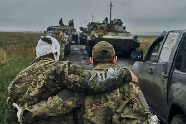 Mặt khác, bản thân các binh sĩ Ukraine được động viên ồ ạt ra trận, cũng có tâm lý “sợ” chiến đấu. Rất nhiều binh lính Ukraine đã bị "bắt" phục vụ quân dịch, tinh thần chiến đấu và mục đích tham chiến của họ rõ ràng là một dấu hỏi lớn.