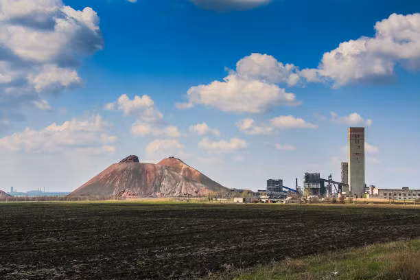 Đến ngày 16/9, Quân đội Nga đã chiếm được làng Vodyane và kiểm soát khu dân cư khu vực khai thác mỏ. Những người lính phòng thủ Ukraine đã rút lui về khu vực lân cận mỏ Yuzhnodonbasskaya số 3 và triển khai các vị trí kháng cự.