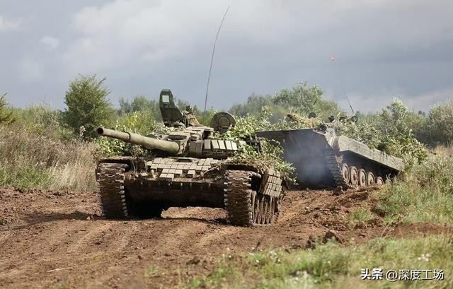 Như vậy sau hơn hai tháng chiến đấu, Quân đội Nga đã hình thành vòng vây ba mặt với Ugledar và bắt đầu ném bom hạng nặng vào thành phố. Dưới sự giám sát của máy bay không người lái, pháo binh tầm xa của Nga đã tiến hành cuộc tấn công bóp nghẹt Ugledar với tuyến liên lạc phía tây. 