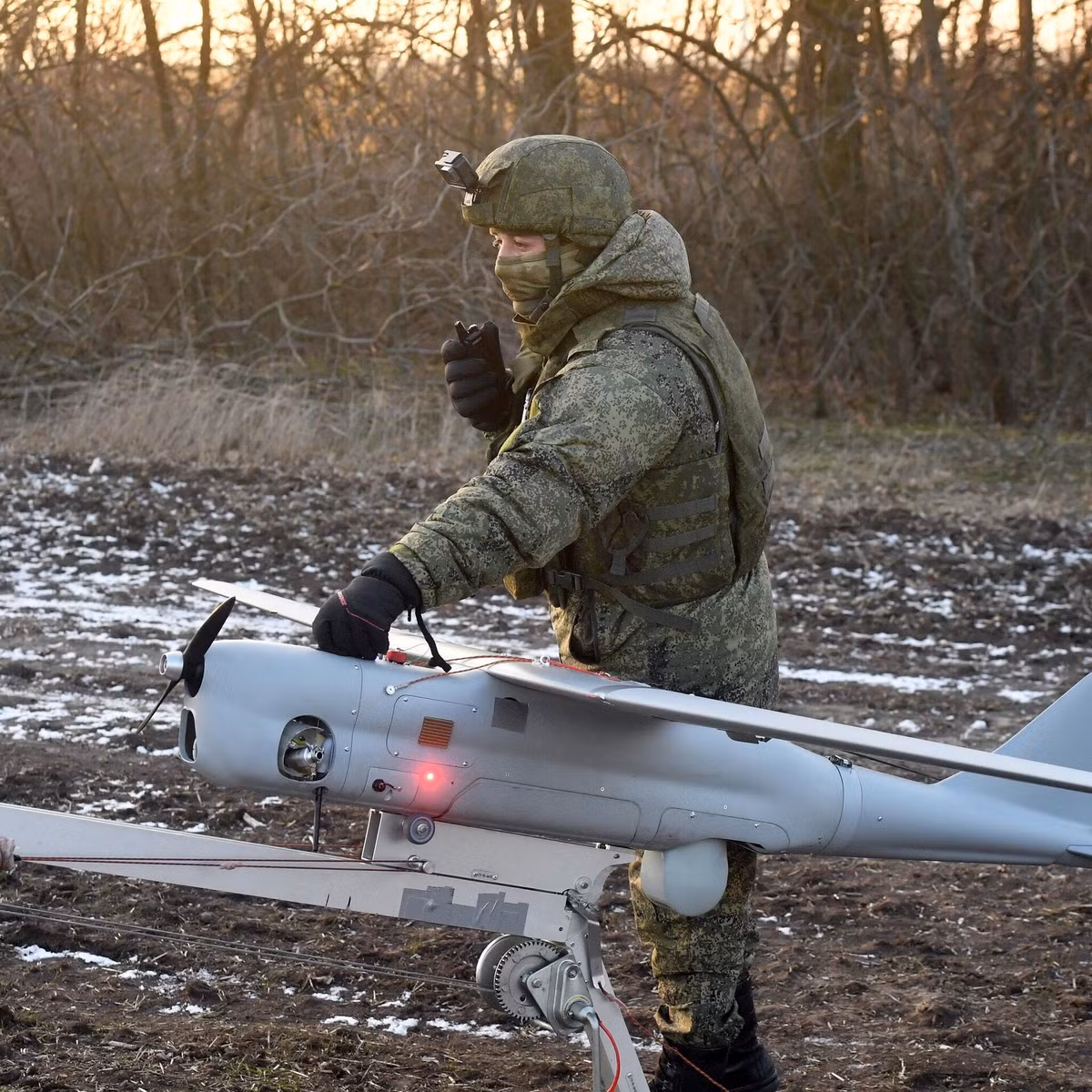 Tuy nhiên, trong tình huống này, pháo binh Ukraine càng trở nên dễ bị hỏa lực của Nga chế áp hơn. Đặc biệt là trong trường hợp phòng không mặt trận của họ rất yếu. ISW trích dẫn báo cáo từ Bộ Quốc phòng Nga rằng, UAV trinh sát Orlan-10 đang hoạt động tích cực trong chiều sâu chiến thuật ở khu vực Bakhmut.