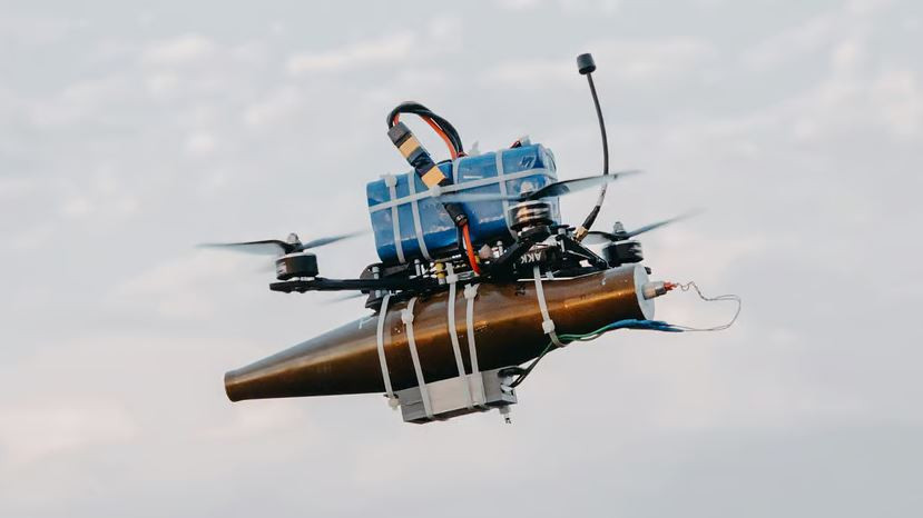 Đánh giá từ các video rò rỉ từ một số mặt trận ở Ukraine, dưới sự điều khiển trực tiếp của người điều khiển, UAV 4 trục đã đạt được những kết quả đáng kinh ngạc, khi bắn trúng mục tiêu có kích cỡ tầm “45 cm2”, như cửa ra vào của xe tăng.