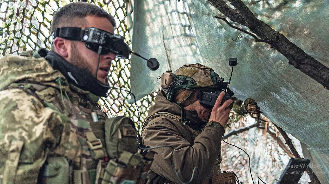 Tuy nhiên, sau khi sửa đổi, người điều khiển UAV này có thể sử dụng kính VR (kính thực tế ảo, có khả năng tái tạo, mô phỏng toàn bộ không gian nhờ vào khả năng xử lý bằng máy tính một cách chân thật và sống động) đặc biệt, để nhận biết môi trường trong thời gian thực, điều khiển linh hoạt và chọn góc tốt hơn để tấn công mục tiêu được phát hiện.