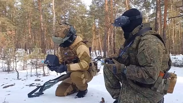 Từ góc độ toàn cầu, UAV 4 trục sẽ tiếp tục "tiến hóa", chẳng hạn như tăng khoảng cách tấn công và thời gian bay trên không, phát triển khả năng nhận thức tình huống mạnh mẽ hơn (công nghệ AI) và đảm bảo đường truyền nhanh hơn và ổn định hơn… (Nguồn ảnh: Forbes, Ukrinform, Topwar).