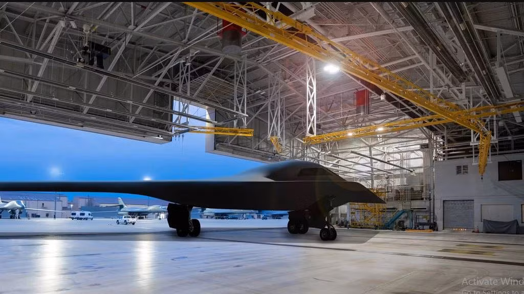 Là loại máy bay ném bom mới, ra đời muộn hơn B-2 tới hơn 30 năm, nhưng đơn giá của B-21 quá thấp so với B-2; điều này cho thấy quân đội Mỹ quan tâm đến việc kiểm soát chi phí đến mức nào. 