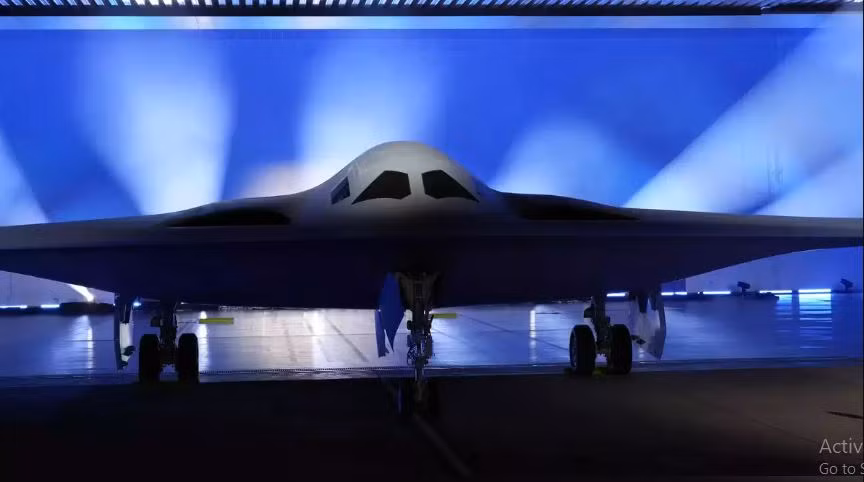 Khi máy bay B-21 được thiết kế, Không quân Mỹ yêu cầu đơn giá của nó được kiểm soát ở mức 500 triệu USD, gần bằng 1/5 giá B-2. Dù đơn giá của B-21 hiện nay đã tăng lên 650 triệu USD, nhưng vẫn thấp hơn rất nhiều so với B-2. 