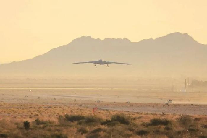 Sau nhiều lần chờ đợi, máy bay ném bom tàng hình B-21 Raider đã thực hiện chuyến bay đầu tiên vào ngày 10/11, sự kiện này đánh dấu B-21 tiến gần hơn đến việc trở thành máy bay ném bom tàng hình, có thể mang vũ khí hạt nhân kế tiếp của Mỹ.