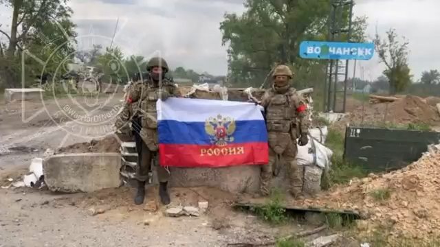 Trong bối cảnh xung đột đang diễn ra, mỗi chiến dịch thành công sẽ củng cố vị thế của Quân đội Nga và đưa họ tiến gần hơn đến việc đạt được mục tiêu của mình. Và thông tin mới nhất là xuất hiện nột đoạn video trên mạng, trong đó các chiến binh của nhóm “Miền Bắc” của Nga mang cờ Nga ở lối vào Volchansk. (Nguồn ảnh: Topwar, Ukrinform, CNN).