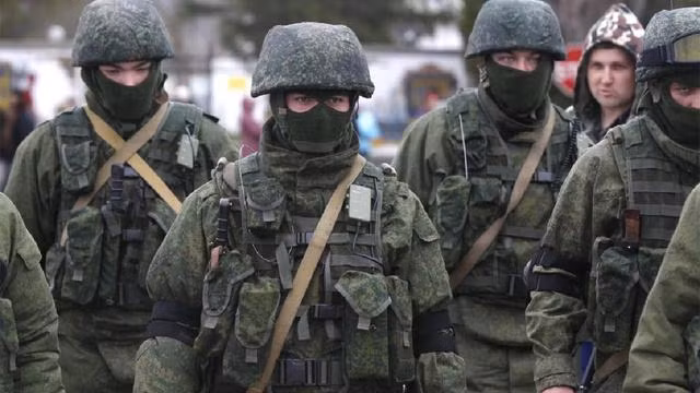 Để giảm tải tiếp tế hậu cần, quân đội Nga chỉ có khoảng 20.000 quân đóng quân ở thành phố Bakhmut. Theo chiến thuật của lực lượng lính đánh thuê Wagner trước đó, cuộc vây hãm Bakhmut phải chiếm được hai cứ điểm Andreevka và Kreseyevka. Quân Wagner chiến đấu trong ba tháng và chiếm được hai cứ điểm này. 