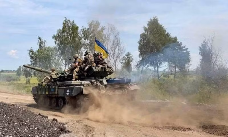 Còn nghị sĩ Ukraine - Kira Rudik cho biết, quân đội Ukraine đang nỗ lực nhằm đạt được bước đột phá quan trọng trong chiến dịch phản công trước khi mùa đông tới. "Các lực lượng Ukraine đang làm mọi việc để chọc thủng tuyến phòng thủ Nga. Chúng tôi chỉ còn 1,5 tháng rồi sau đó, việc chiến đấu trong mùa đông sẽ rất khó khăn". 