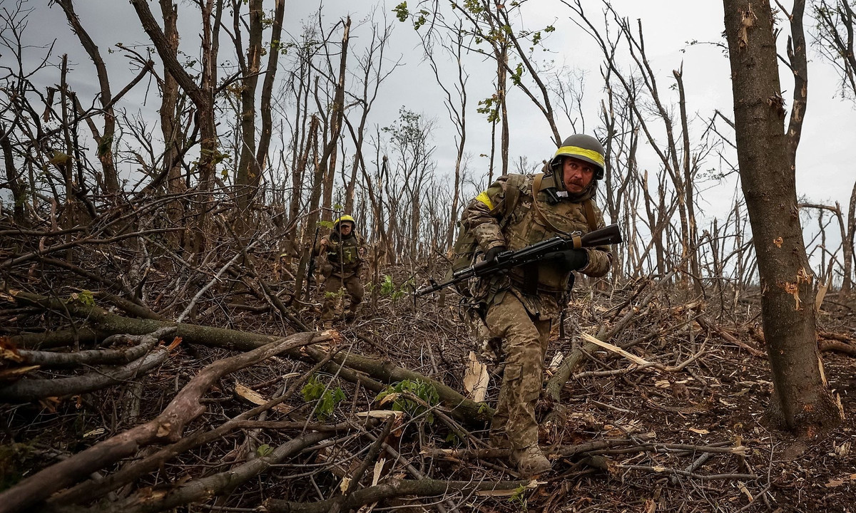 Bản thân trong làng Kreseyevka không có bất kỳ công sự vững chắc nào; nói một cách hình tượng, vì những vật chuẩn được quân đội Nga đánh dấu từ trước, đã biến ngôi làng đã trở thành “thao trường tập bắn” của hỏa lực không quân và pháo binh Nga. 