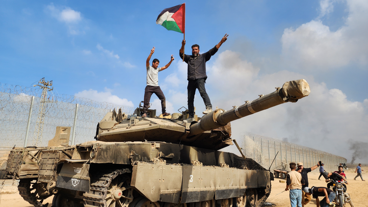 Sau màn “hỏa lực chuẩn bị”, lực lượng biệt kích của Hamas thực hiện “mở cửa”, đột kích vào một số căn cứ quân sự của Israel, khiến danh tiếng của Mossad của Israel, vốn được mệnh danh là “bốn cơ quan tình báo lớn của thế giới” sụt giảm mạnh. Cộng với đó là hệ thống đánh chặn Vòm sắt lần này đã bị tê liệt, khiến các chuyên gia quân sự tin rằng, "Hamas đã tìm ra kẽ hở trong hệ thống phòng thủ của Israel".