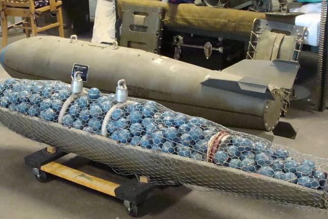 Đạn chùm hay còn gọi là đạn mẹ-con, hoặc đạn cassette, bao gồm hàng chục, thậm chí hàng trăm quả bom nhỏ. Chúng có đặc điểm là hỏa lực tức thời mạnh, phạm vi bao phủ và hiệu quả sát thương lớn, chủ yếu được sử dụng để tấn công xe tăng, xe chiến đấu bọc thép, các khu vực tập trung quân,... Mục tiêu cụm, hoặc mục tiêu diện rộng.