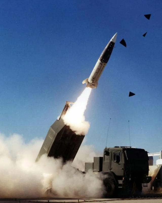 Ngoài phóng các loại đạn rocket không điều khiển, bệ phóng HIMARS có thể phóng được tên lửa chiến thuật lục quân ATACM, có tầm bắn lên tới 300 km và hiệu quả chiến đấu của nó rất mạnh. Chi phí của một bệ phóng tên lửa HIMARS lên tới 5,52 triệu USD và chi phí cho một tên lửa được sử dụng là gần 100.000 USD.
