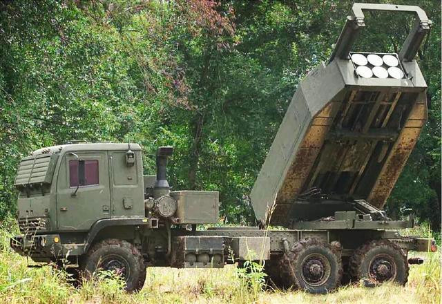 Vào tháng 5/2024, theo Lầu Năm Góc, Bộ Ngoại giao Mỹ đã phê duyệt việc bán khẩn cấp 3 hệ thống phóng tên lửa Haimas cho Ukraine, với giá hợp đồng là 30 triệu USD. Kết quả là hơn 10 kỹ thuật viên nước ngoài được Nga cho là thiệt mạng trong vụ đánh bom đều đến từ Mỹ, điều này rất có thể là sự thật. (Nguồn ảnh: Rvvoenkory, Sputnik, CNN).