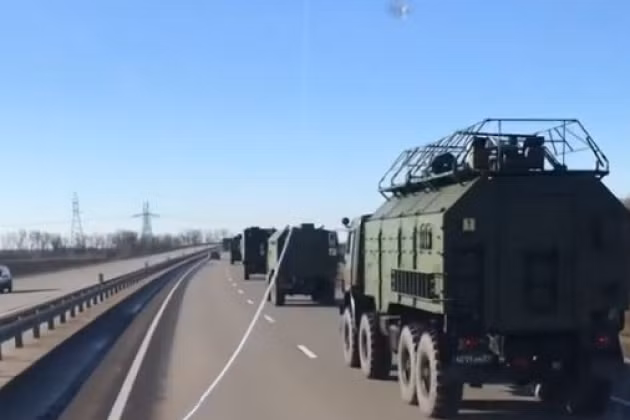 Giữa lúc có nhiều cáo buộc của Mỹ và phương Tây về việc Nga đang có những hành động tập trung quân số và vũ khí ở biên giới Ukraine; vào ngày hôm qua, người đi đường đã phát hiện hệ thống tác chiến điện tử Krasukha-4, trên đường cao tốc M-4, cách biên giới Ukraine chỉ 30 km.