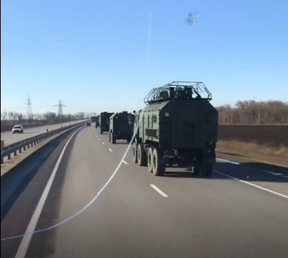 Trên đoạn video được đưa lên mạng xã hội, người xem có thể thấy hệ thống chế áp và tác chiến điện tử Krasukha-4 của Nga dọc theo đường cao tốc M-4. Như vậy Nga đã sẵn sàng sử dụng loại khí tài này trên một khu vực rất rộng lớn.