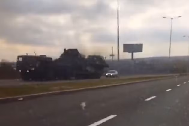 Một bức ảnh xuất hiện trên mạng xã hội, chụp một tổ hợp được vận chuyển trên một chiếc xe kéo rơ mooc, có thiết kế rất giống với hệ thống tên lửa phòng không tầm ngắn Pantsir-S của Nga.