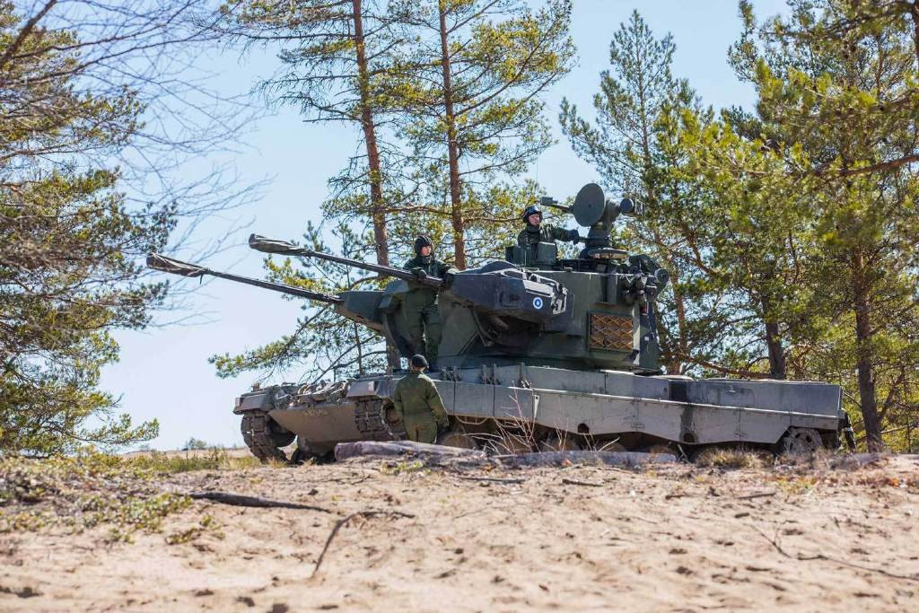 Ngoài hệ thống pháo – tên lửa tích hợp, thực tế trên chiến trường còn có nhiều hệ thống pháo phòng không tự hành chuyên dụng, chúng đi cùng với sự di chuyển của bộ đội cơ giới và sử dụng pháo phòng không bắn nhanh để chế áp các mục tiêu tầm thấp. 