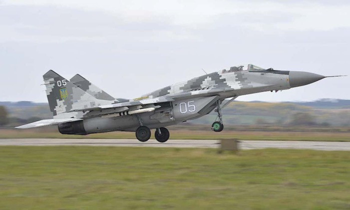 Máy bay chiến đấu MiG-29 của Không quân Ukraine hiện nay, đều là những phiên bản đời đầu của Không quân Liên Xô; ngoài khả năng đánh chặn, còn có khả năng tấn công mặt đất. Tuy nhiên những phiên bản này bán kính hoạt động rất ngắn, hệ thống điện tử lạc hậu và chưa hề được Ukraine nâng cấp.