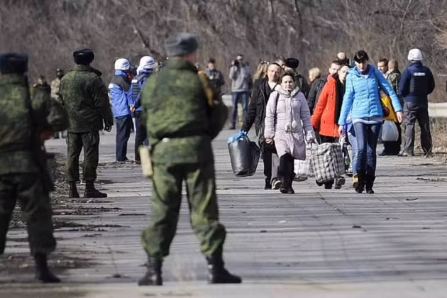 Theo Bộ Các tình trạng khẩn cấp Nga, sẽ có khoảng 700.000 người sẽ được sơ tán khỏi khu vực Miền Đông Ukraine. Đợt đầu tiên gồm 25.000 người đã đến Rostov Oblast, Nga bằng phương tiện giao thông công cộng và cá nhân.