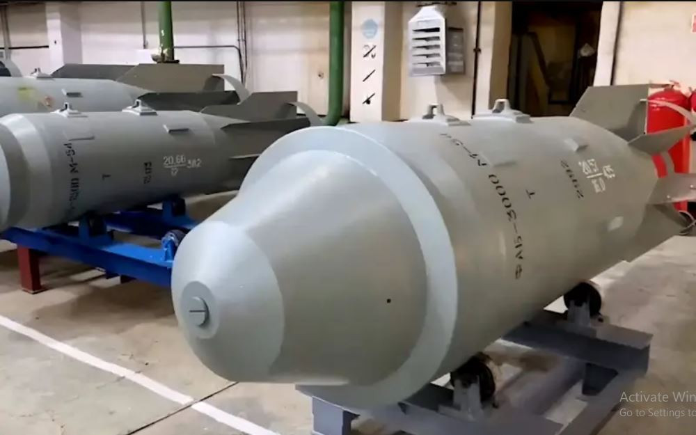 Chưa hết, kể từ tháng 2/2024, việc sản xuất hàng loạt bom siêu nặng FAB-3000 đã được triển khai ở các doanh nghiệp quốc phòng thuộc quyền sở hữu của Nhà nước Nga. Đây là những quả bom phá, nặng ba tấn, chuyên dùng phá những mục tiêu đặc biệt kiên cố.