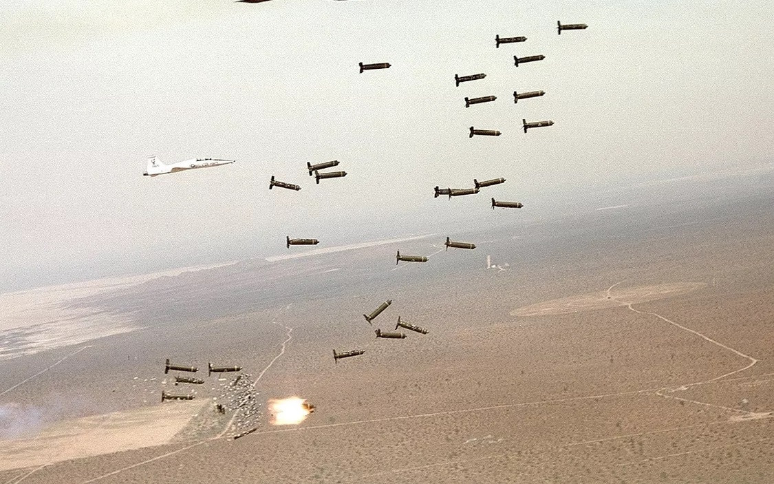 Do bom chùm không kích nổ trực tiếp như bom phá, mà nó rải ra các quả bom con; các quả bom con có vỏ thép, trong đó có các viên bi (nên thường gọi là bom bi) sẽ tăng khả năng sát thương của bom con; do vậy vùng sát thương của bom chùm rất cao, nhất là với sinh lực.