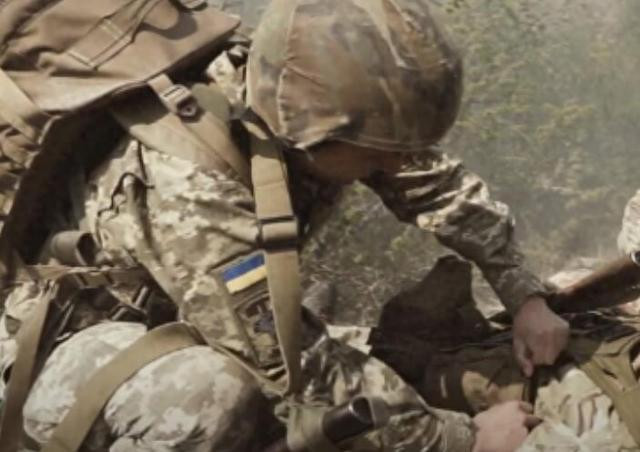 Xét về sức mạnh thường trực tại Avdeevka, tại đây trước khi xung đột nổ ra, Quân đội Ukraine thường xuyên có 2 lữ đoàn chính quy hỗn hợp và 1 lữ đoàn phòng thủ lãnh thổ. Ngoài ra còn có các loại quân cơ động và hỗ trợ, đồn trú ở khu vực bên ngoài, tổng cộng có từ 20.000 đến 30.000 quân.