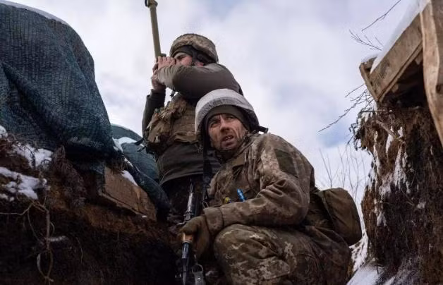 Dân số trước xung đột của Avdeevka lên tới hơn 30.000 người và nơi đây được coi là một thành phố nhỏ ở vùng Donbass. Nhưng kể từ khi nội chiến Đông Ukraine bùng nổ năm 2014, quân đội Ukraine đã biến nơi đây thành pháo đài. Có thể gọi Avdeevka là "Củ hành có vỏ sắt cứng" và nhiều đến mức, nếu xé bỏ lớp này, thì lớp khác sẽ xuất hiện ngay.