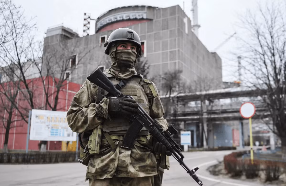 Hơn nữa, thất bại của Quân đội Ukraine không chỉ ở Kherson mà cả ở Zaporozhye, khi Quân đội Ukraine đã cố gắng đưa lực lượng biệt kích đổ bộ đánh chiếm thành phố, đồng thời cố gắng cử một đội xung kích gồm 60 người đánh chiếm nhà máy điện hạt nhân Zaporozhye từ phía sau. 