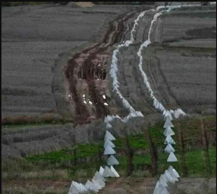 Theo trang tin “Bình luận quân sự” của Nga cho biết, lần phản công thứ hai này, tướng Mỹ trực tiếp giúp Ukraine lên kế hoạch tác chiến. Nếu đột phá thành công khu vực phòng ngự chính của quân đội Nga, thì quân Ukraine sẽ tiến về phía nam được khoảng 2-3 km, tạo ra mối đe dọa cho bên sườn khu vực Robodine của Nga. 