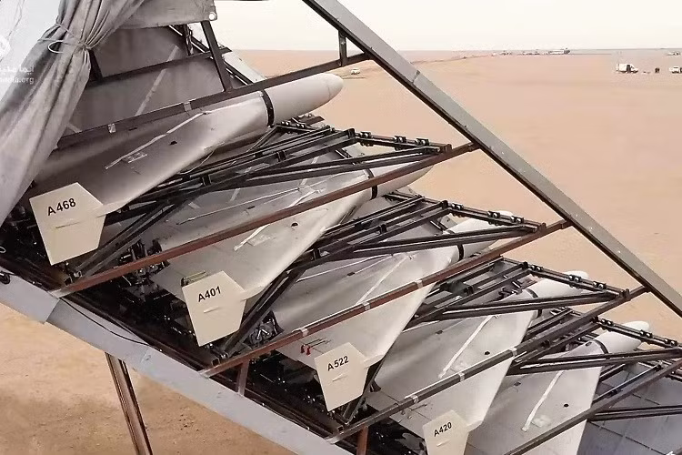 Sau đó Iran cũng thừa nhận rằng, họ đã xuất khẩu UAV tấn công cho “một quốc gia lớn” và số lượng xuất khẩu tới 1.000 chiếc. Có vẻ như quân đội Nga sẽ sử dụng chúng để săn lùng và tiêu diệt các loại vũ khí do Mỹ sản xuất như hệ thống phóng tên lửa cơ động HIMARS; nhưng liệu số UAV Geran-2 thực sự có thể thay đổi cục diện chiến trường? 